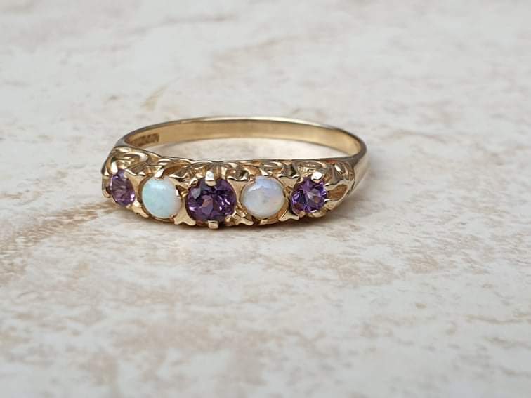 Amethyst and Opal Five Stone Ring in 9ct Gold, a UK O 1/2 or a US 7 1/2.