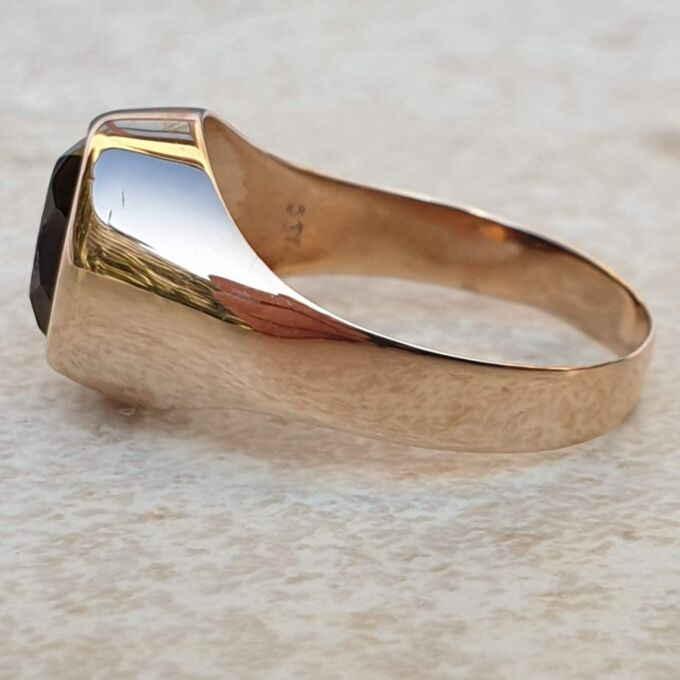 Red Paste Signet Ring in 9ct Gold,  a UK J or a US 5 1/4