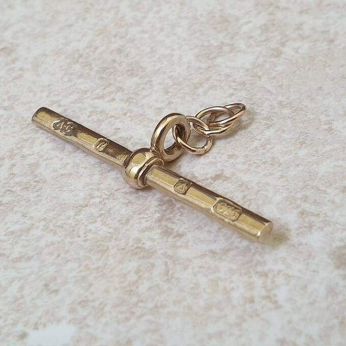 Feature Hallmark T Bar in 9ct Gold