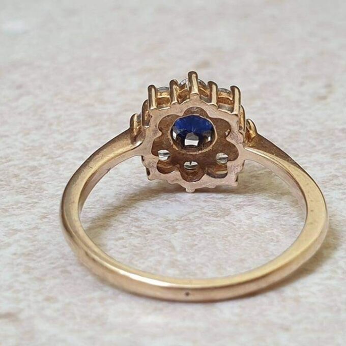 Synthetic Sapphire and Spinel Daisy Ring in 9ct gold, a UK M 1/2 or a US 6 3/4