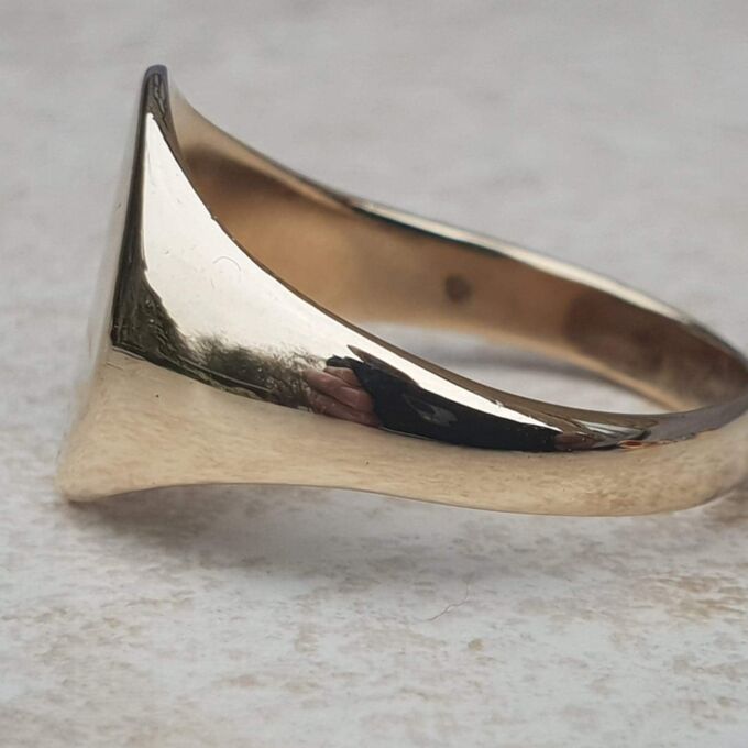 Sunburst Signet Ring in 9ct Gold, a UK S or a US 9 1/2.