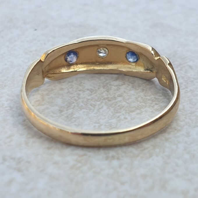 Sapphire and Diamond Three Stone Ring in 18ct Gold, a UK K or a US 5 1/2