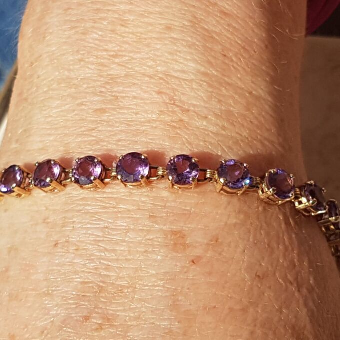Amethyst Tennis Bracelet in 9ct Gold,  7 1/4 inches in length.