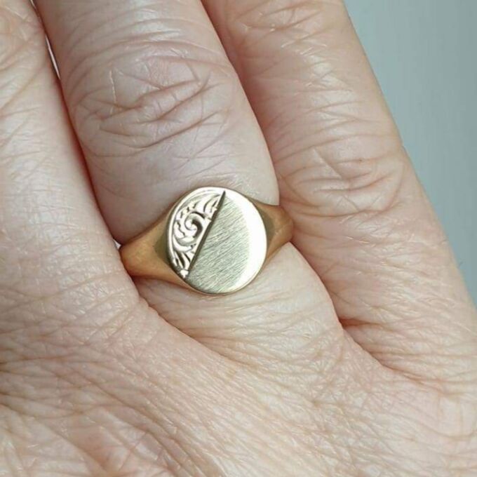 Oval Part Engraved Signet Ring in 9ct gold, a UK K 1/2 or a US 5 3/4