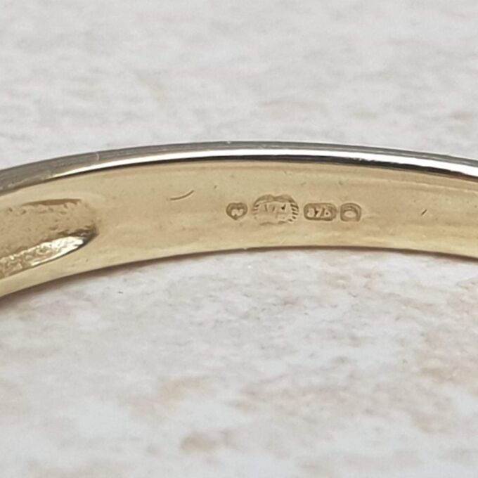 Beautiful Emerald and Diamond Ring in 9ct Gold, a UK M 1/2 or a US 6 3/4.