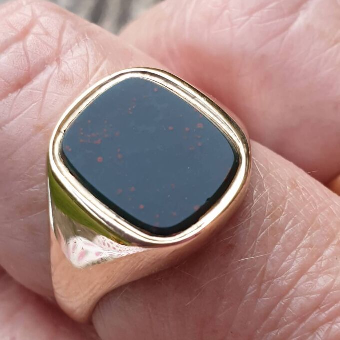 Bloodstone Signet Ring in 9ct Gold, a UK S 1/2 or a US 9 1/2