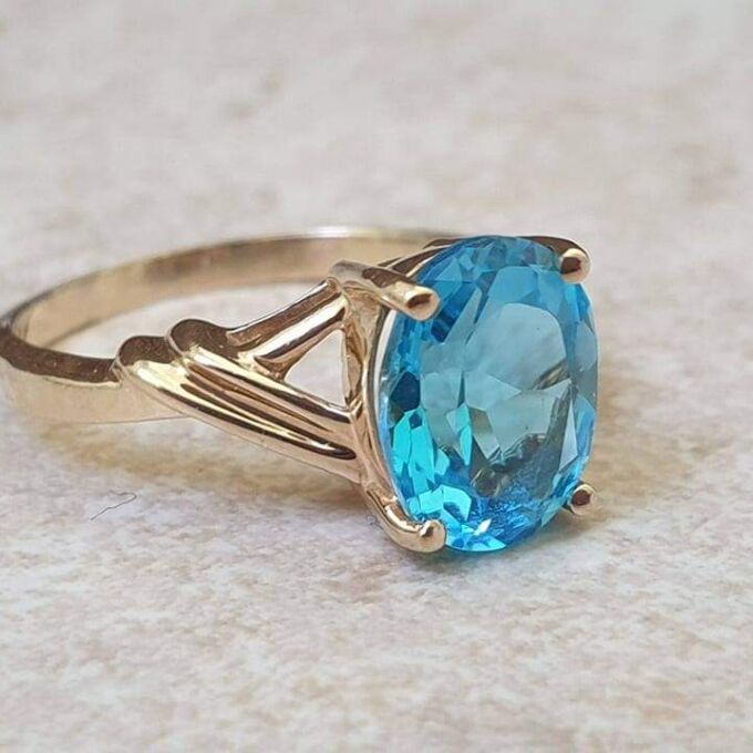 Oval Swiss Blue Topaz Ring in 10K Gold.