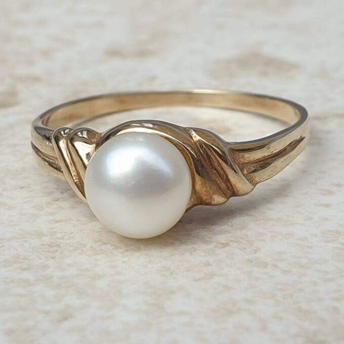 Pearl Solitaire Ring in 9ct Gold.
