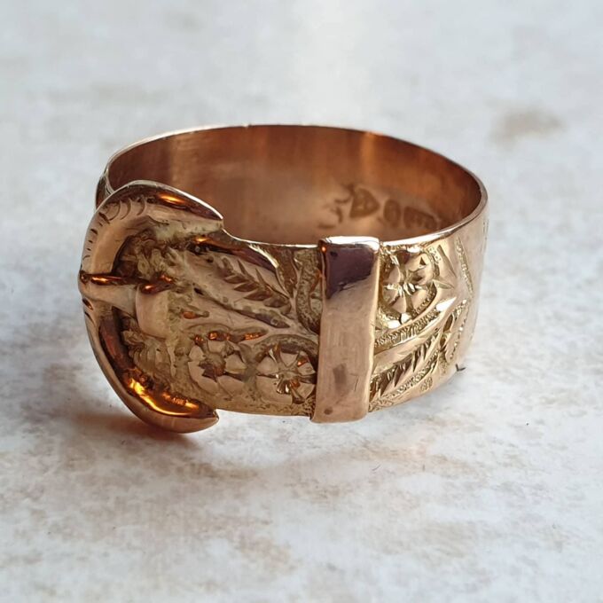 Beautiful Ornate Buckle Ring in 9ct Gold, a UK O 1/2 or a US 7 1/2.