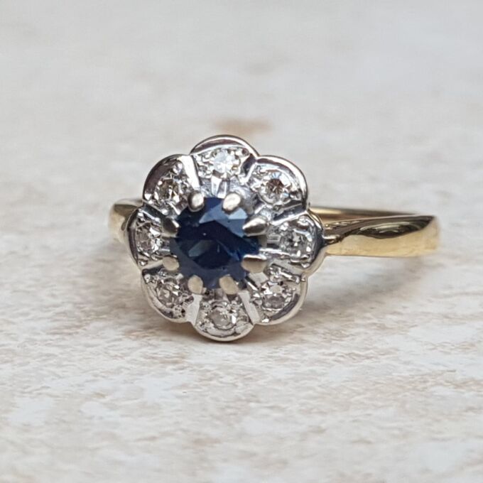 Antique Sapphire and Diamond Daisy Ring in 18ct Gold, a UK I 1/2 or a US 4 3/4.