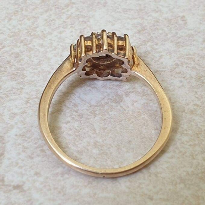 Synthetic Sapphire and Spinel Daisy Ring in 9ct gold, a UK M 1/2 or a US 6 3/4