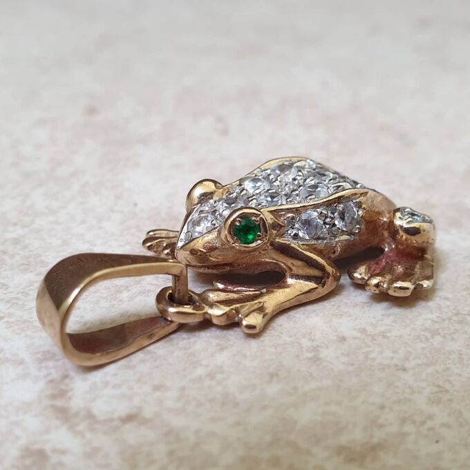 Fun Frog Pendant in 9ct Gold.