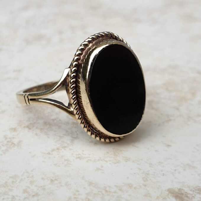Oval Onyx Solitaire Ring in 9ct Gold,  a UK O or a US 7 1/4.