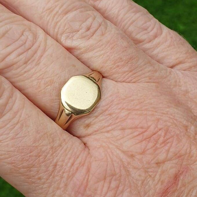 Simple Octagonal Signet Ring in 9ct Gold.