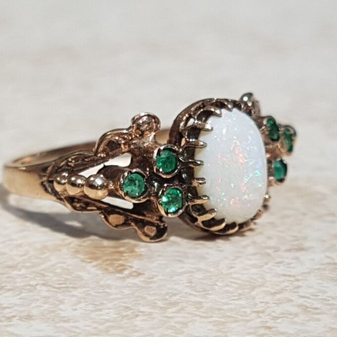 Sale – Opal and Chrysoprase Ring in 9ct Gold, a UK size N or a US 7 1/4.