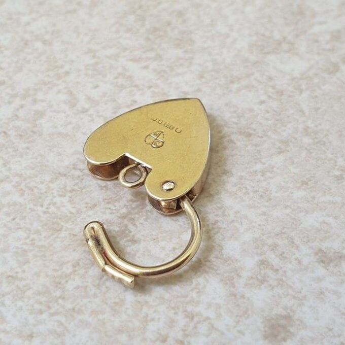 Zig Zag Engraved Heart Padlock in 9ct Gold