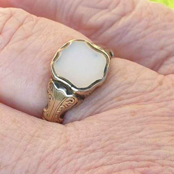 Antique Shield Ring in 9ct Gold, a UK L or a US 6 1/4