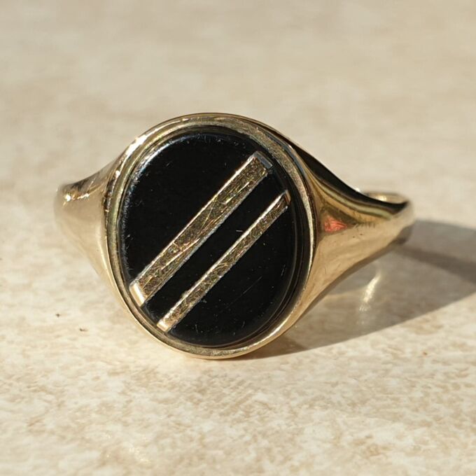 Oval Onyx Striped Signet Ring in 9ct Gold, a UK S or a US 9 1/2