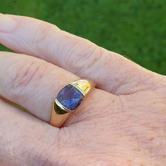 Amethyst Ring in 9ct Gold.