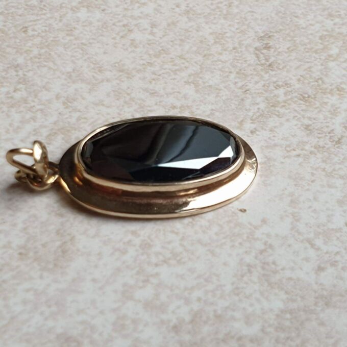 Oval Hematite Pendant in 9ct Gold.