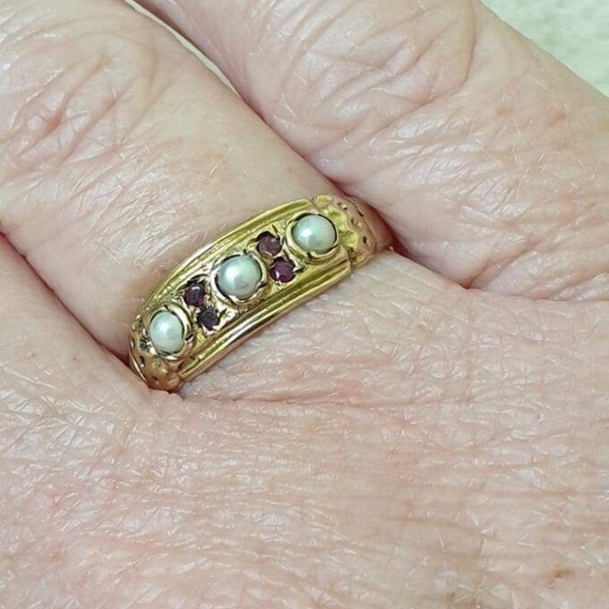 Pearl and Ruby Ring in 9ct Gold, a UK N 1/2 or a US 7 1/4.