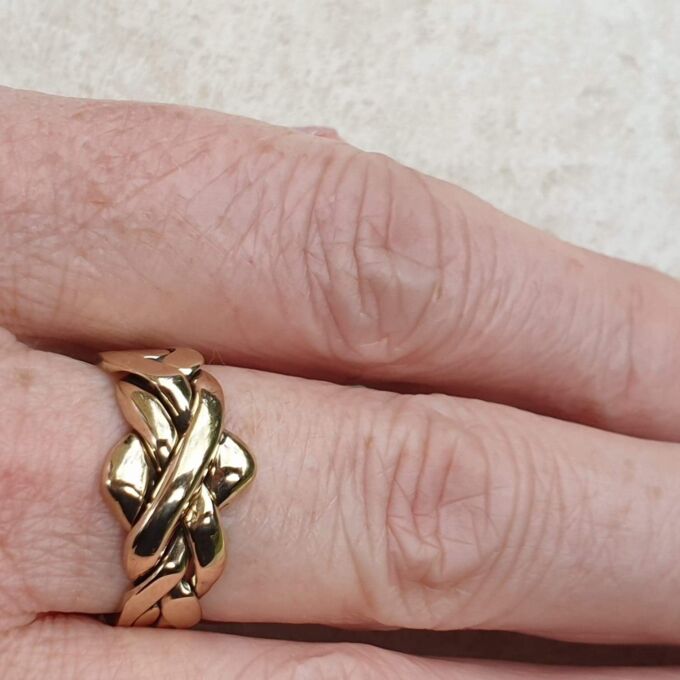 Four piece Puzzle Ring in 9ct Gold,  a UK P 1/2 or a US 8.