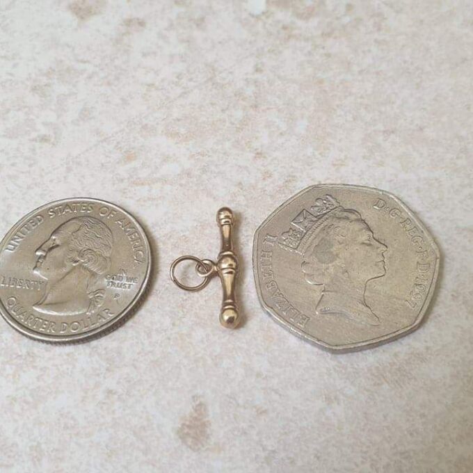 Small T Bar Fob Charm in 9ct Gold.