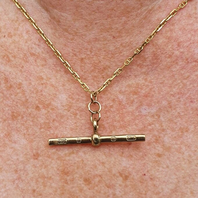 Feature Hallmark T Bar in 9ct Gold