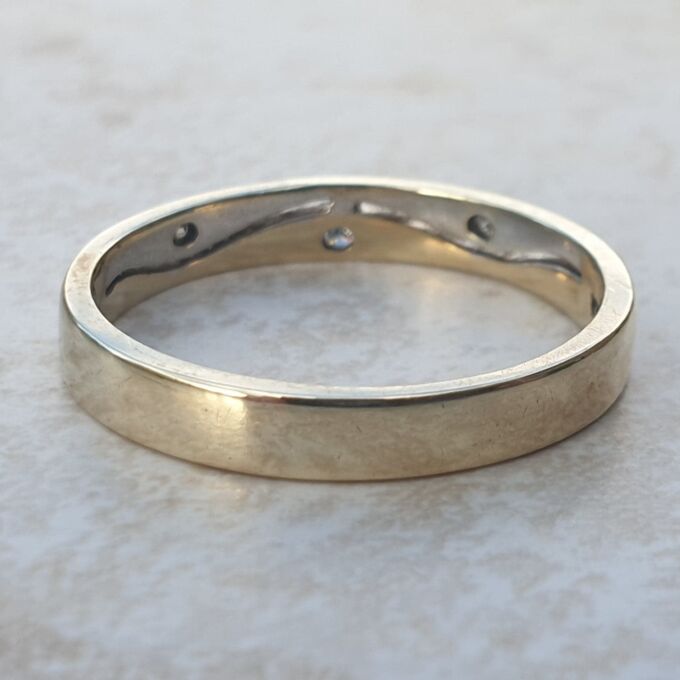 Diamond Set Wave Ring in 9ct Gold.