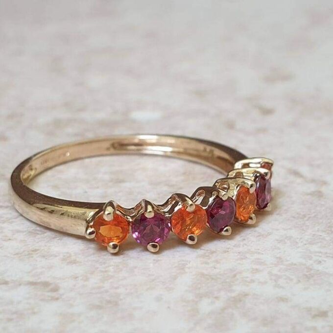 Gorgeous Garnet Ring in 9ct Gold.