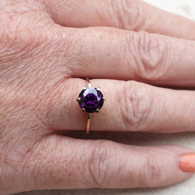 Sale – Fabulous Violet Paste Solitaire 9ct Gold Ring, a UK N 1/2 or a US 7 1/4.