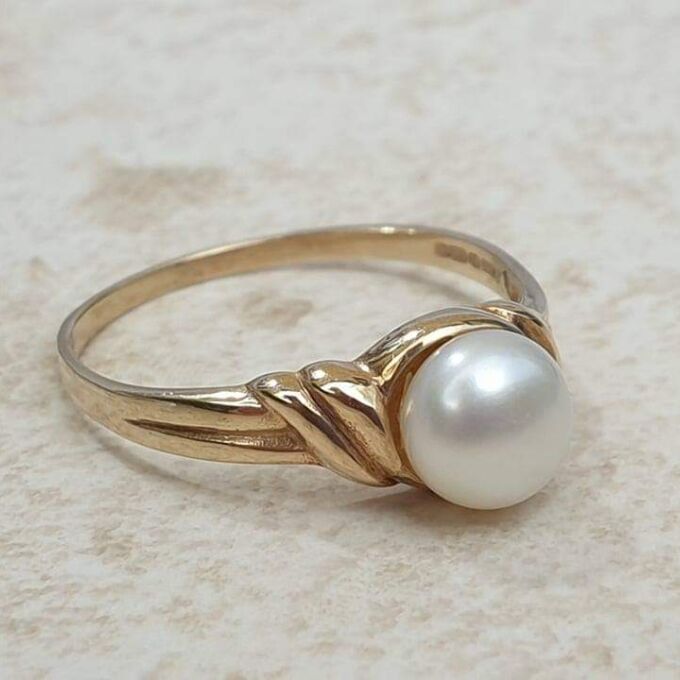 Pearl Solitaire Ring in 9ct Gold.