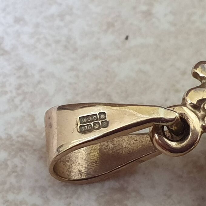 Fun Frog Pendant in 9ct Gold.