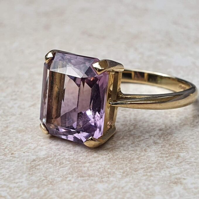 Amethyst Solitaire Ring in 9ct Gold.