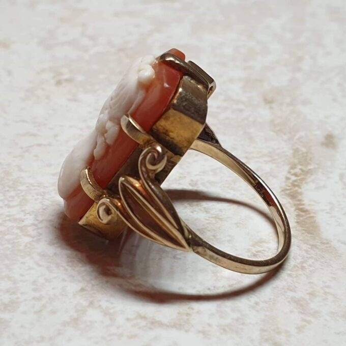Huge Cameo Ring in 9ct Gold, a UK J or a US 5