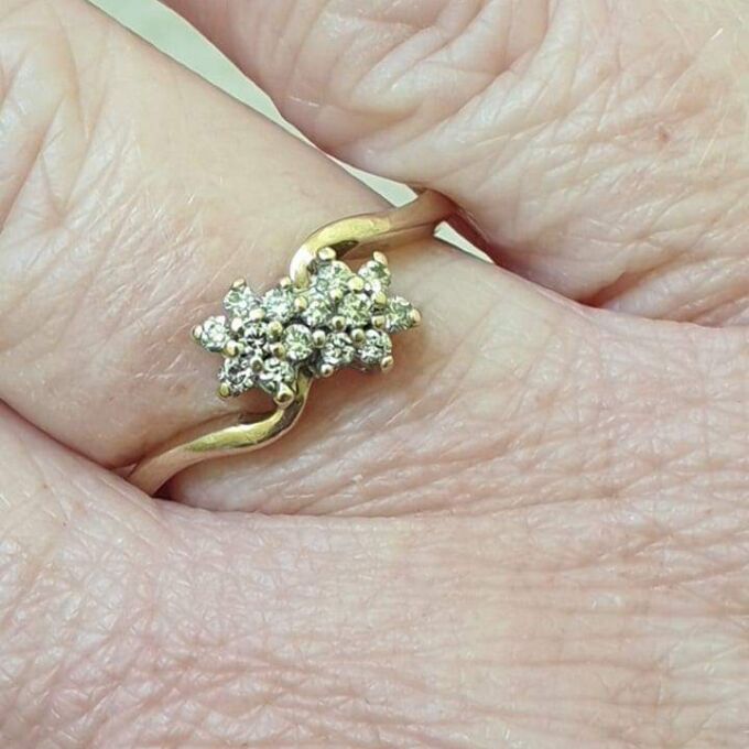 Diamond Twin Daisy Crossover Ring in 9ct Gold, a UK M or a US 6 1/4