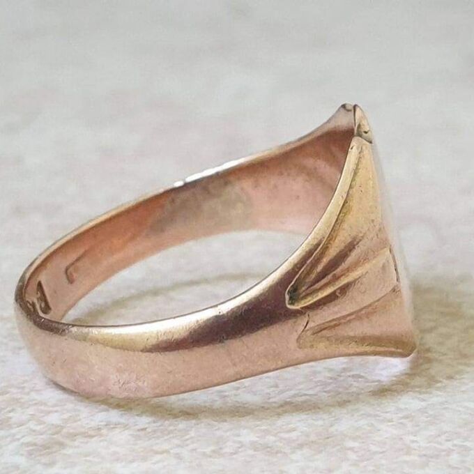 Antique Shield Ring in 9ct Gold.