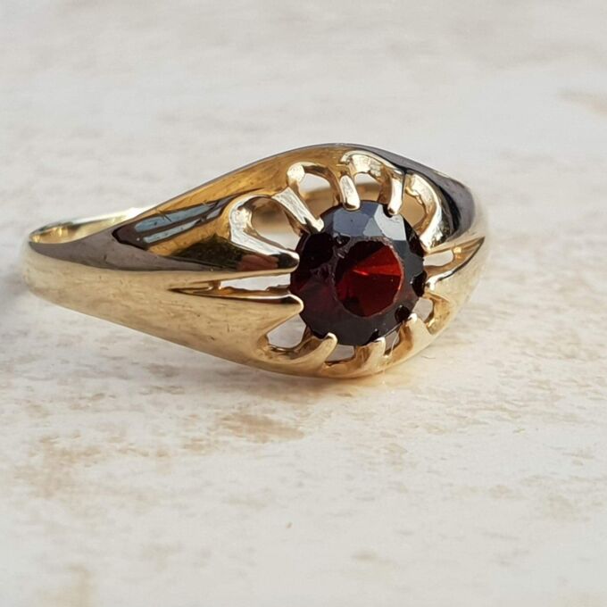 Bold Claw Set Garnet Ring in 9ct Gold, a UK S or a US 9 1/4.