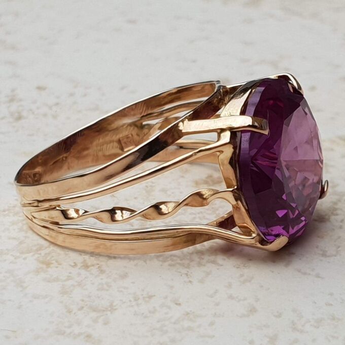 Beautiful Colour Change Sapphire Ring in 12ct Gold, a UK N 1/2 or a US 7 1/2.