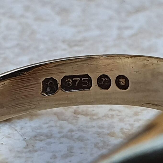 Squared Onyx Signet Ring in 9ct Gold, a UK J 1/2 or a US 5 1/4