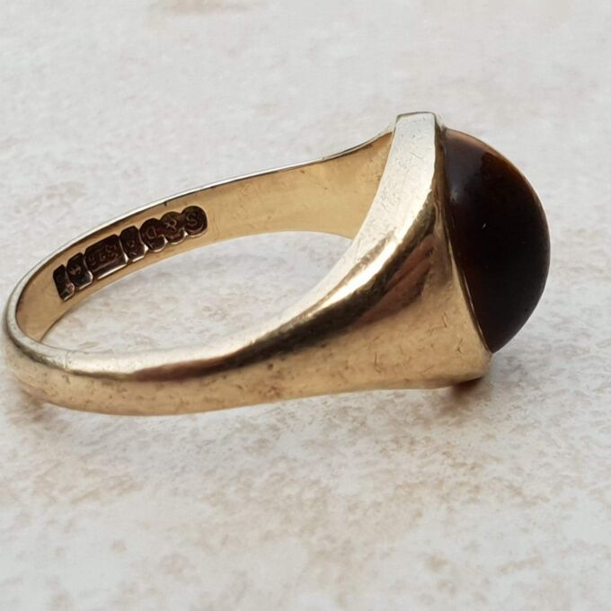 Tigers Eye Signet Ring in 9ct Gold, a UK N 1/2 or a US 7 1/4.