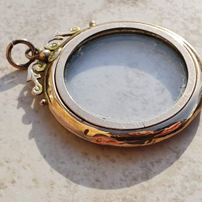 Antique Circular Glass Framed Locket in 9ct Gold