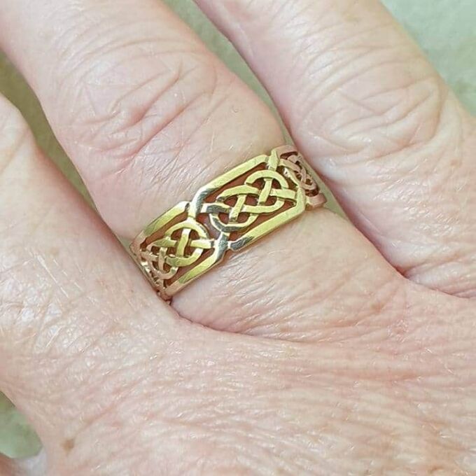 Celtic Knot Band Ring in 9ct Gold, a UK K 1/2 or a US 5 3/4
