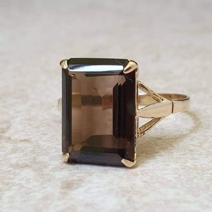 Smoky Quartz Ring in 9ct Gold.
