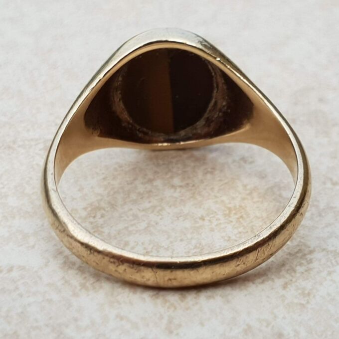 Tigers Eye Signet Ring in 9ct Gold, a UK N 1/2 or a US 7 1/4.