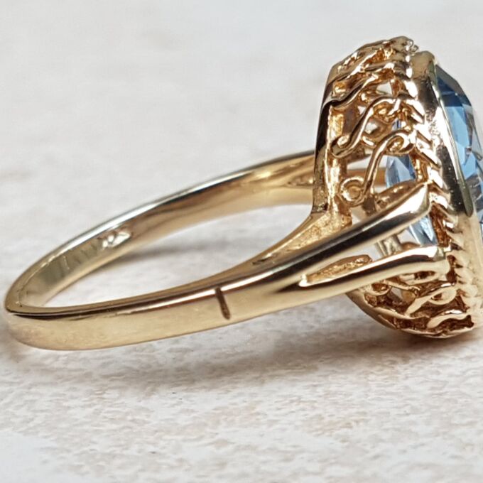 Pretty Synthetic Blue Spinel Solitaire Ring in 9ct Gold, a UK O or a US 7 1/4.