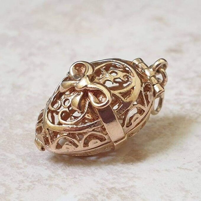 Reserved – Intricate Opening Egg Pendant in 9ct Gold.