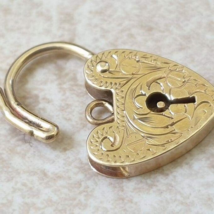 Zig Zag Engraved Heart Padlock in 9ct Gold