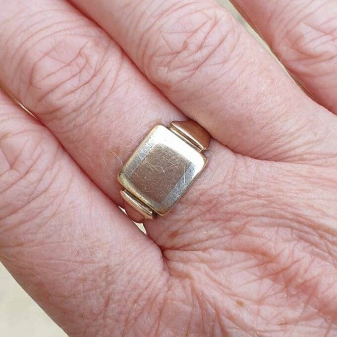 Two Tone Signet Ring in 9ct Gold, a UK Q 1/2 or a US 8 1/2