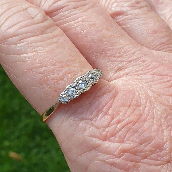 Five Stone Diamond Ring in 18ct Gold.